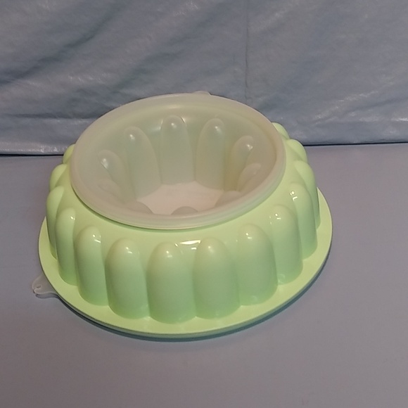 Vintage Tupperware Jell-O Mold Ice Ring Mold Mint Green 70s Retro Jel-Ring - Picture 1 of 3
